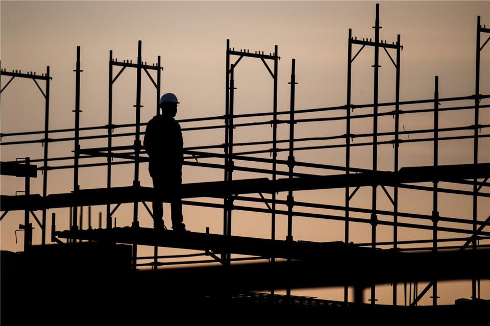Ist durch betriebliche Gründe zu wenig zu tun, bekommen Arbeitnehmende ihren vollen Lohn, auch wenn sie die Arbeitsleistung nicht erbringen können.picture alliance/dpa