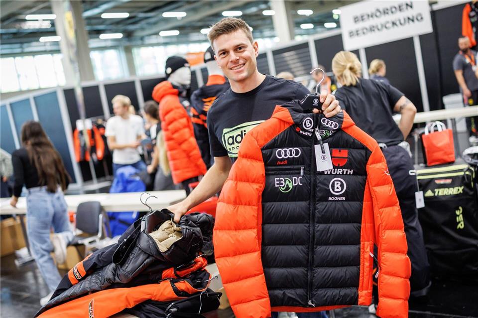 Ist ebenfalls angeschlagen, aber kann wenigstens trainieren: Alexander Schmid bei der offiziellen Winter-Einkleidung des DSV.Daniel Karmann/dpa