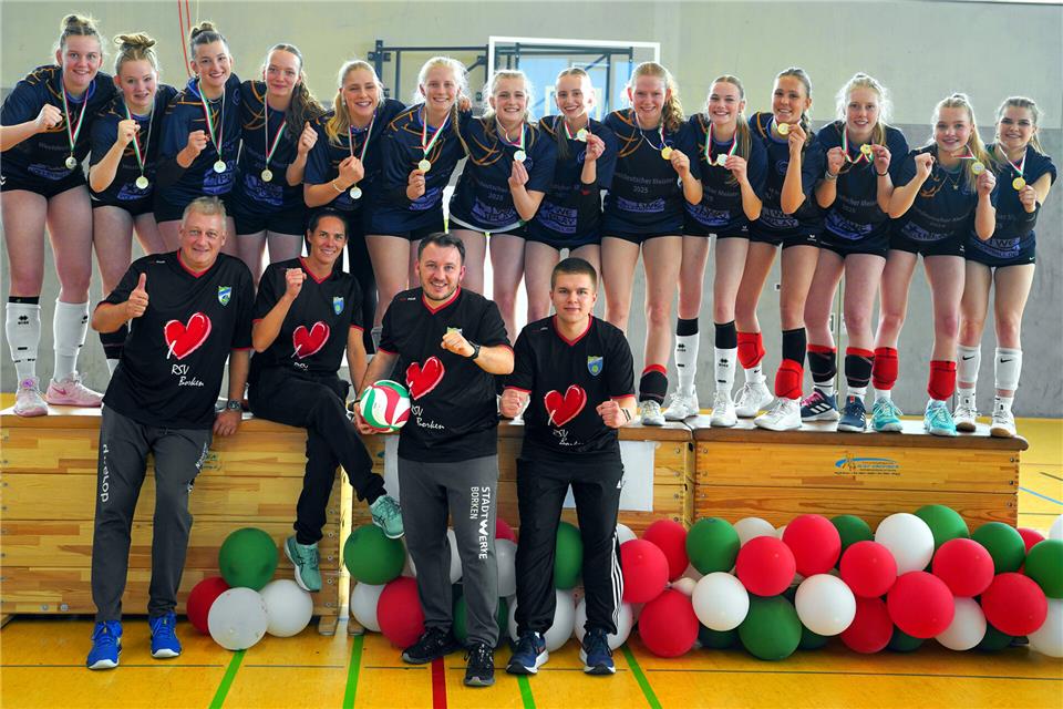Ist ein Fall für die Deutsche Meisterschaft: Die U20 des RSV mit Hannah Rudde, Mona Rudde, Maja Feldhaus, Marika Loker, Jule Onnebrink, Julie Terhaar, Theresa Naßmacher, Femke Elferink, Antonia Tebroke, Leni Nienhaus, Jana Reßmann, Thea Göckener, Pia Willing, Luisa Bleker, Mia Feldhaus und Annika Mitulla sind Westdeutscher Meister. Mit ihr jubelt das Trainerteam (unten von links) Frank Steverding, Kira Walkenhorst und Marco Heise sowie Physiotherapeut Felix Büscher.