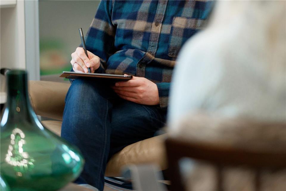 Ist ein Klinikaufenthalt nicht umsetzbar, kann die psychiatrische Behandlung unter Umständen auch in den eigenen vier Wänden stattfinden.Henning Kaiser/dpa-tmn