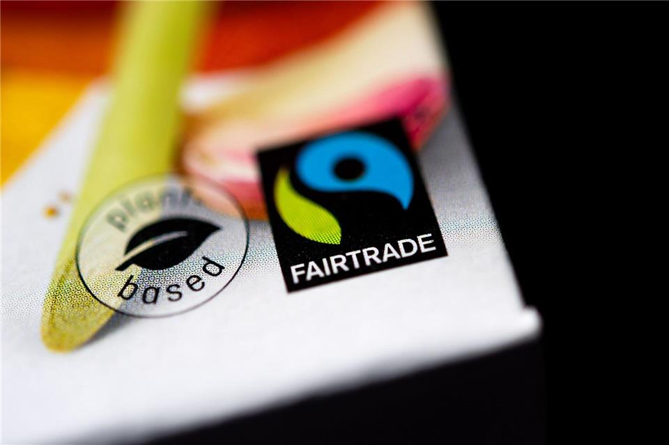 Ist eine Lebensmittelverpackung mit einem Fairtrade-Siegel gekennzeichnet, müssen alle Zutaten zu 100 Prozent aus Fairtrade zertifizierten Rohstoffen bestehen.picture alliance/dpa