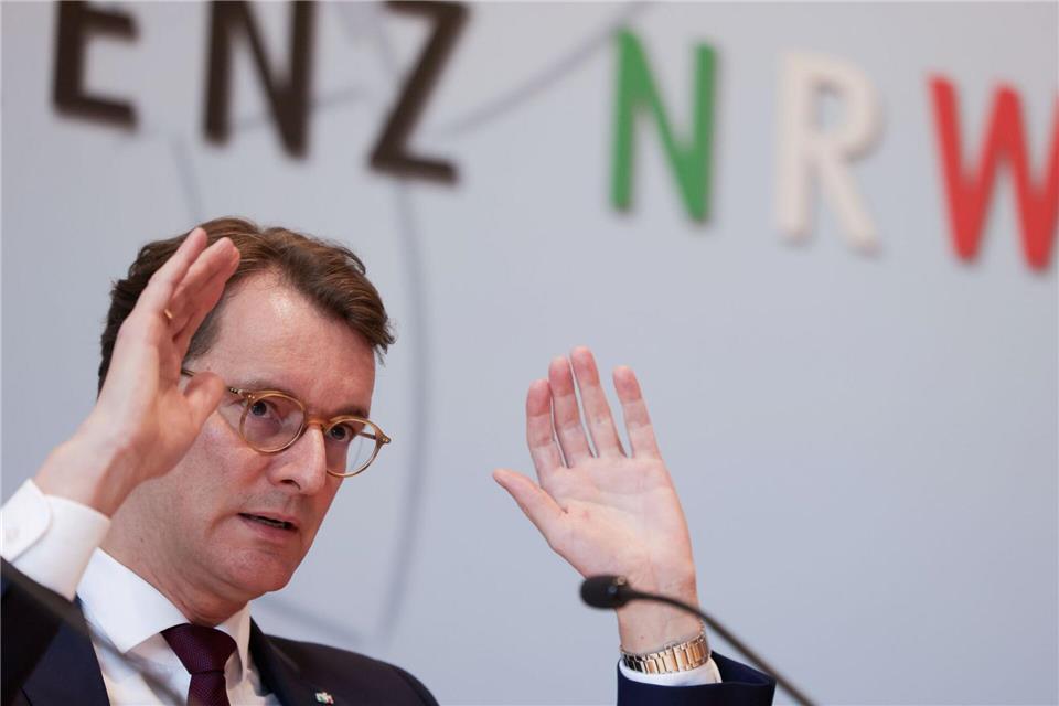Ist er die „Merz-Reserve“? Nordrhein-Westfalens Ministerpräsident Hendrik Wüst lässt sich in seiner politischen Karriere-Planung nicht in die Karten schauen. Oliver Berg/dpa
