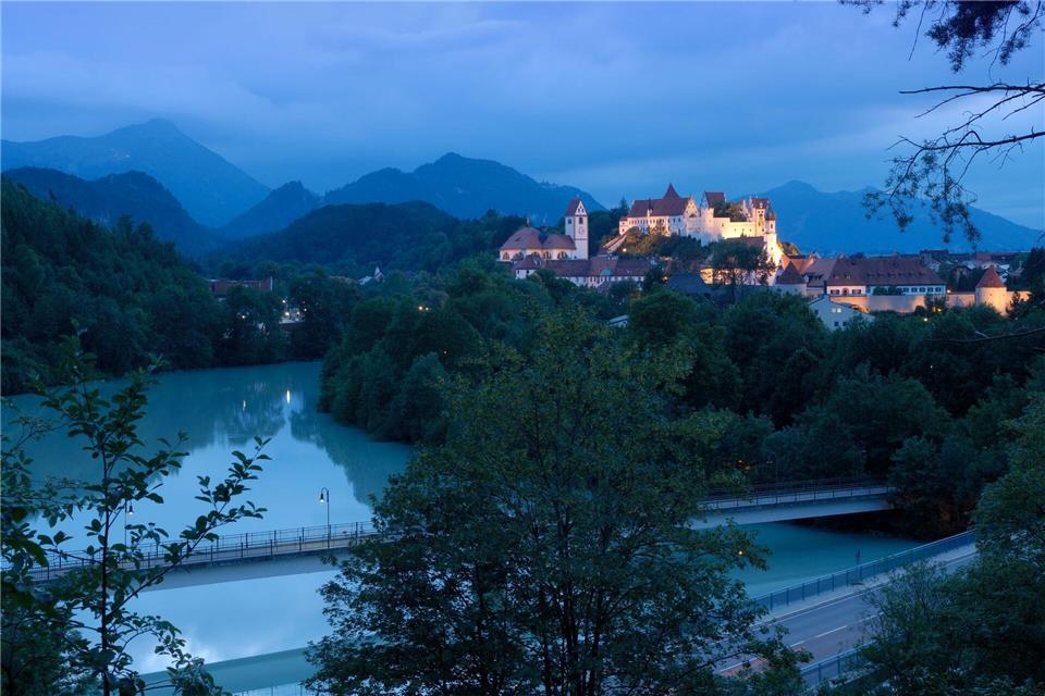 Ist es nicht traumhaft schön? Stadtansicht von Füssen am Abend.Günter Standl/Füssen Tourismus und Marketing/dpa-tmn