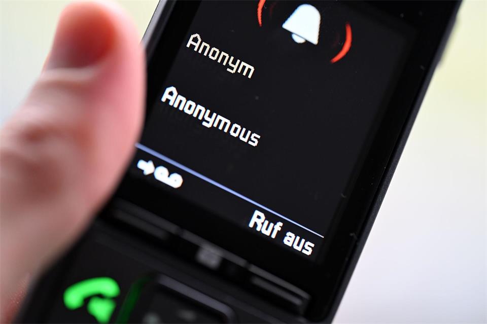Ist es wirklich die Polizei, die anruft? Telefonbetrüger sind sehr kreativ, wenn es darum geht, gutgläubige Menschen übers Ohr zu hauen. (Symbolbild)Wolf von Dewitz/dpa-Zentralbild/dpa