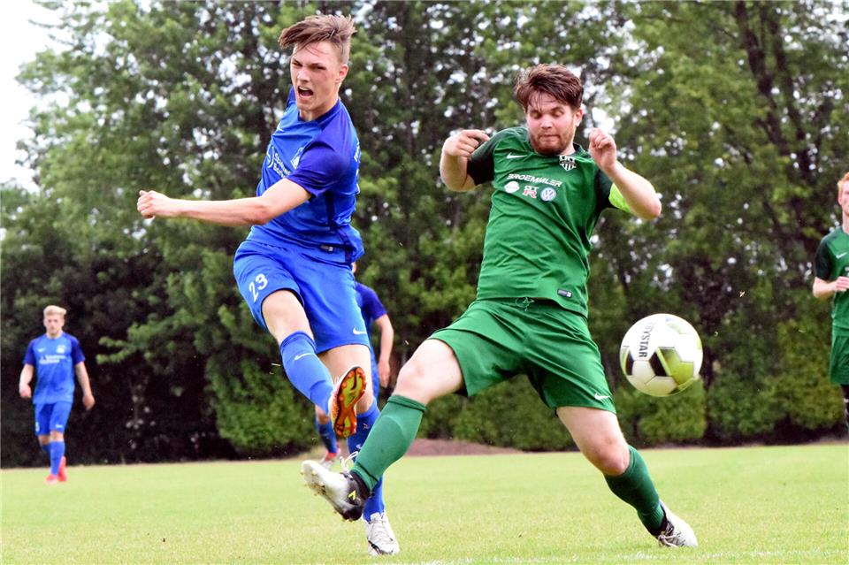 Ist fünf Jahren nach seinem Abschied zurück an der Jugendburg beim Landesligisten Westfalia Gemen: Tim Bröcking (links).
