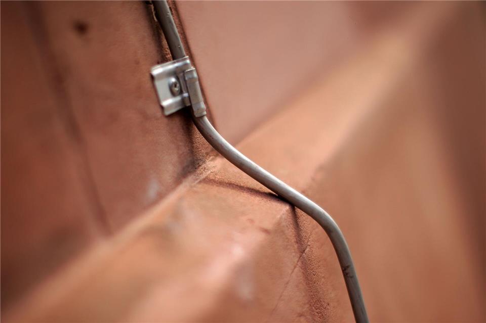 Ist für gewöhnliche Wohngebäude nicht gesetzlich vorgeschrieben, kann aber dennoch sinnvoll sein: ein Blitzableiter an der Außenwand. Fredrik von Erichsen/dpa/dpa-tmn