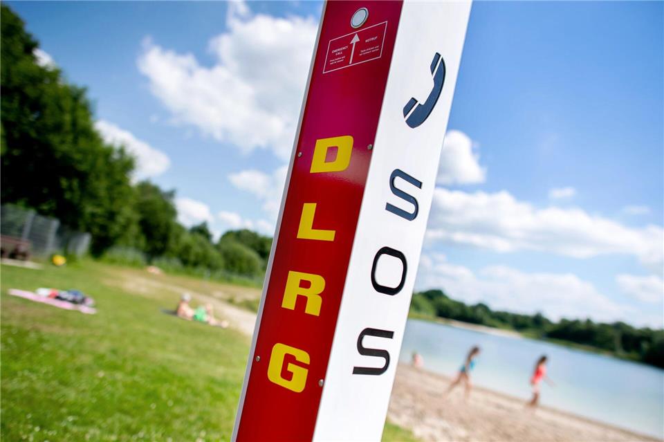 Ist jemand im Wasser in Not, sollten sofort die Rettungskräfte alarmiert werden. (Symbolbild)Hauke-Christian Dittrich/dpa