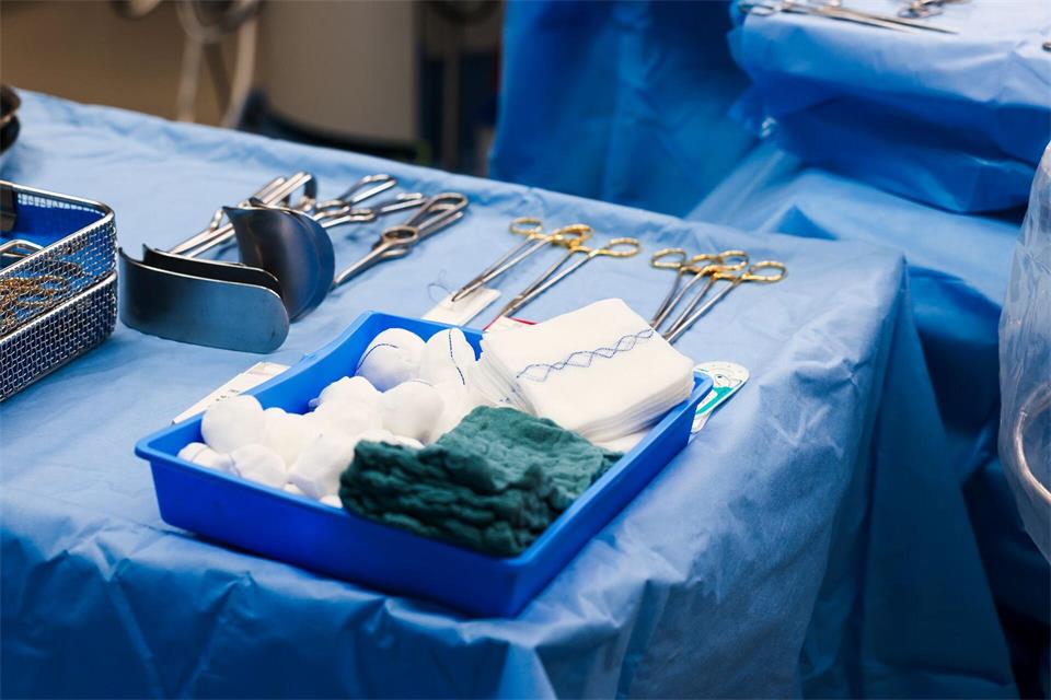 Ist nach der OP auch wieder alles raus aus dem Patienten? Immer wieder werden bei Operationen auch Gegenstände vergessen. (Symbolbild)Frank Molter/dpa