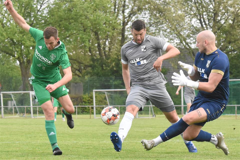 Ist nach seiner Verletzung zumindest wieder ein Kader-Kandidat beim Landesligisten TSV Raesfeld: Angreifer David Ronau (links).