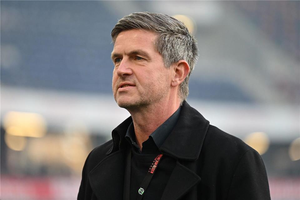 Ist von Schmadtkes Aus bei den 96ern überrascht: Sportdirektor Ralf Becker. (Archivbild)Swen Pförtner/dpa