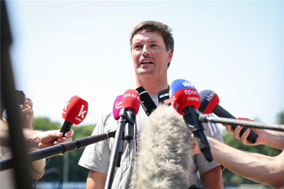 Ist vor seiner ersten Bundesliga-Saison gefragt: HSV-Cheftrainer Merlin Polzin (Archivbild)Christian Charisius/dpa