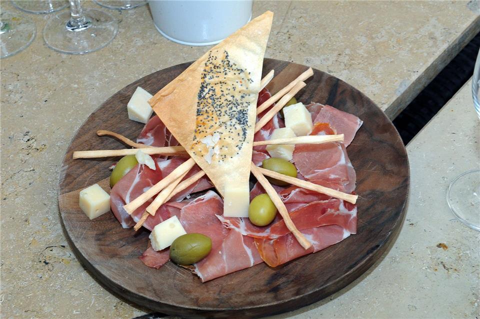 Italiener genießen Parmaschinken am liebsten pur - zum Beispiel als Antipasti.Ursula Düren/dpa/dpa-tmn