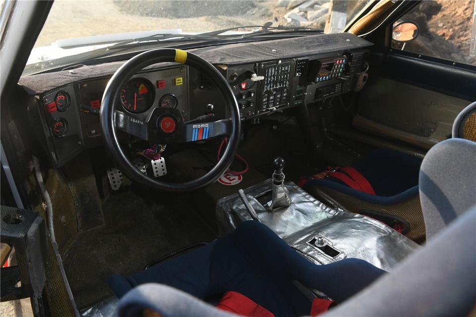Italienische Zweiraumwohnung: Der Copilot ist als Streckenansager auch im Lancia Delta genauso wichtig wie der Fahrer selbst.Fabian Hoberg/dpa-tmn