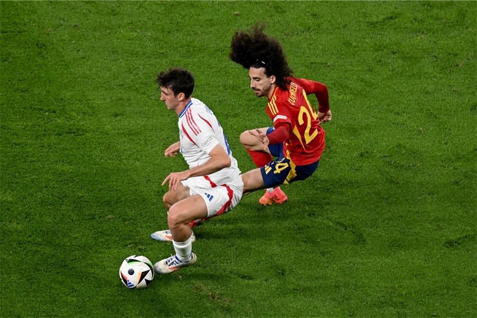 Italiens Andrea Cambiaso (l) und Spaniens Marc Cucurella kämpfen um den Ball.