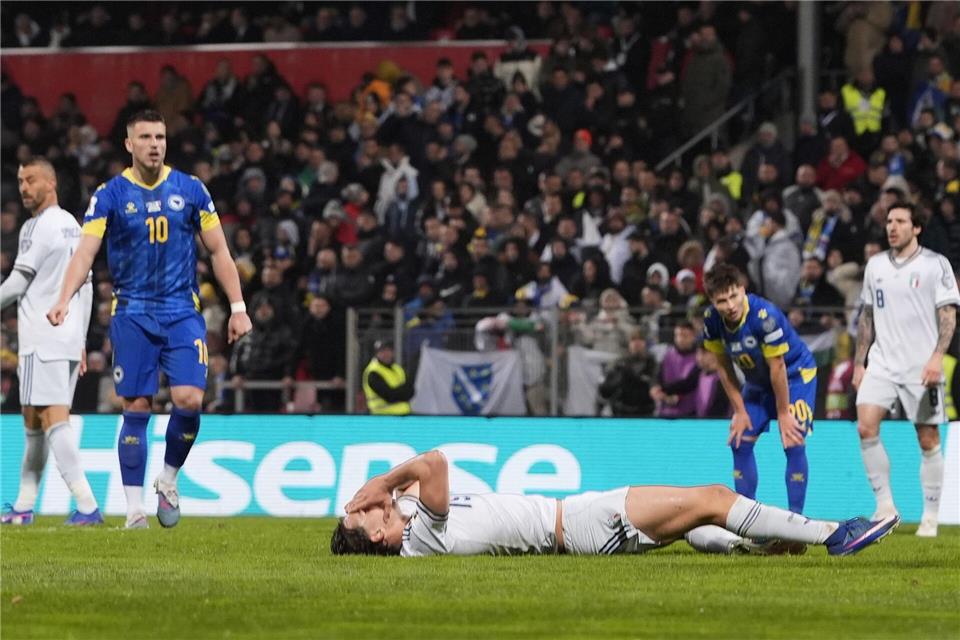 Italiens Fußball liegt nach dem Playoff-Aus am Boden - so wie hier Pio Esposito.Fabio Ferrari/LaPresse/AP/dpa
