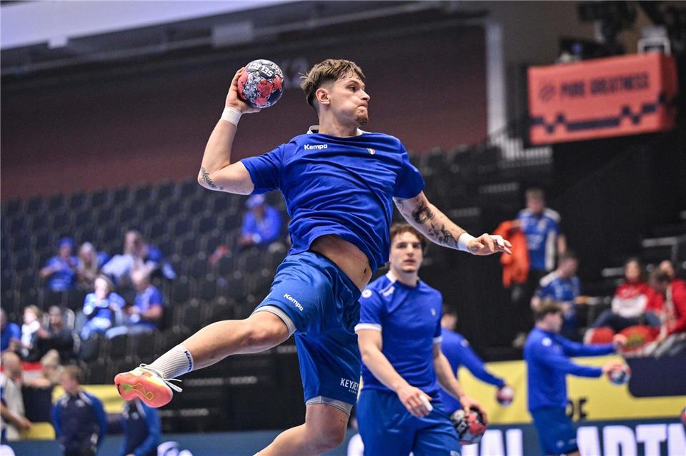 Italiens Handballer Tommaso Romei kann das EM-Aus in der Vorrunde nicht verhindern.Luigi Canu/LiveMedia-IPA/ZUMA Press Wire/dpa
