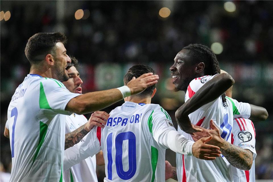 Italiens Moise Kean (r) traf zur Führung, musste dann aber verletzt ausgewechselt werden.Sergei Grits/AP/dpa