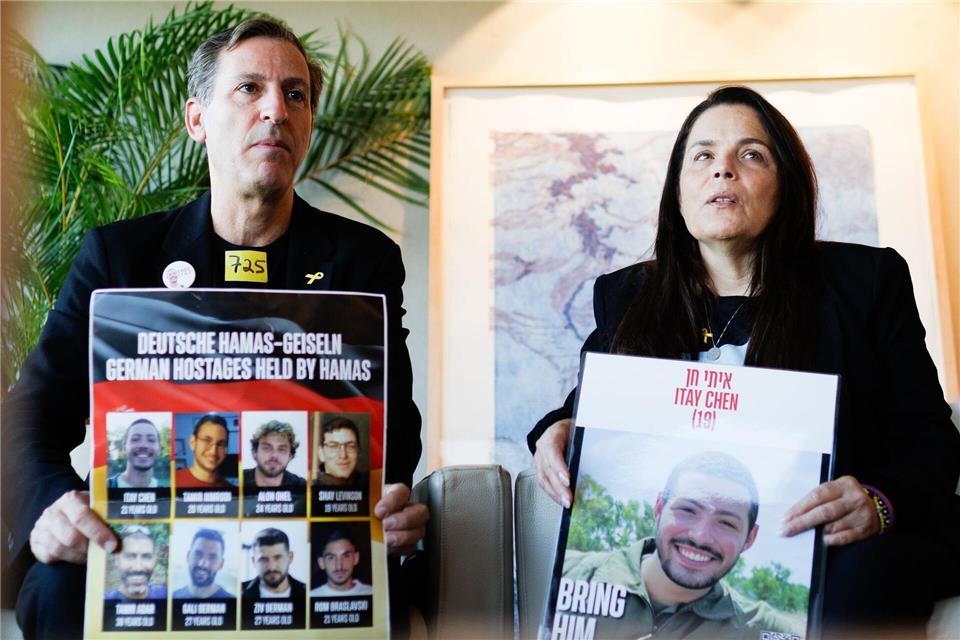 Itay Chens Eltern trafen Ende September Bundeskanzler Friedrich Merz. (Archivbild)Carsten Koall/dpa