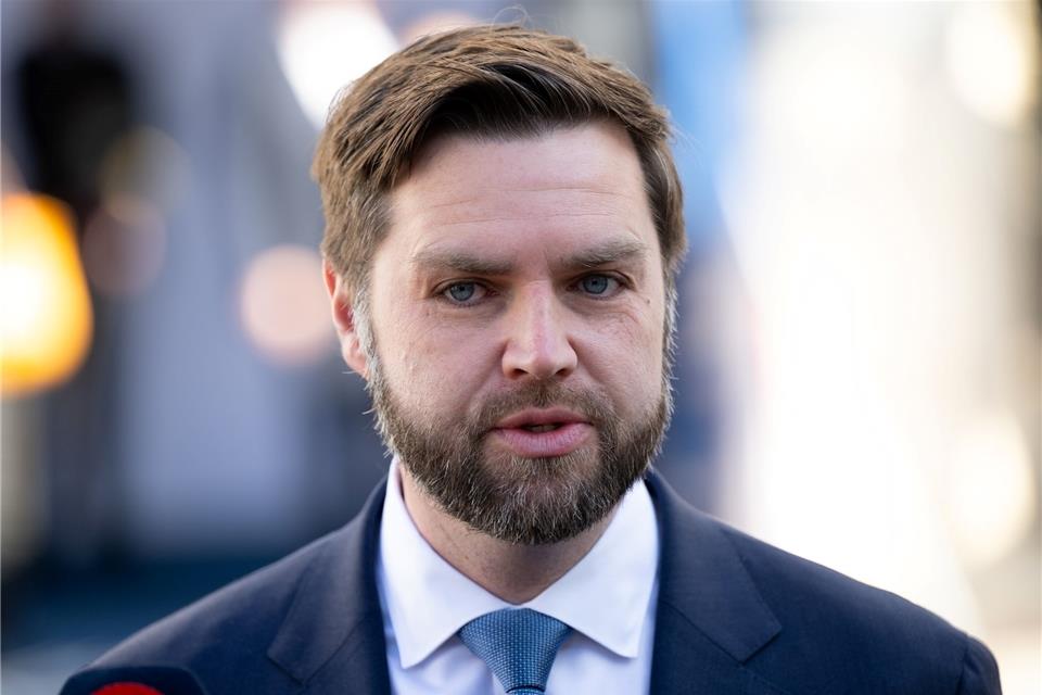 J.D. Vance feierte einst mit seinen Memoiren „Hillbilly-Elegie“ Erfolge und wurde dann Senator. Jetzt ist er Trumps Vizekandidat. (Archivbild)
