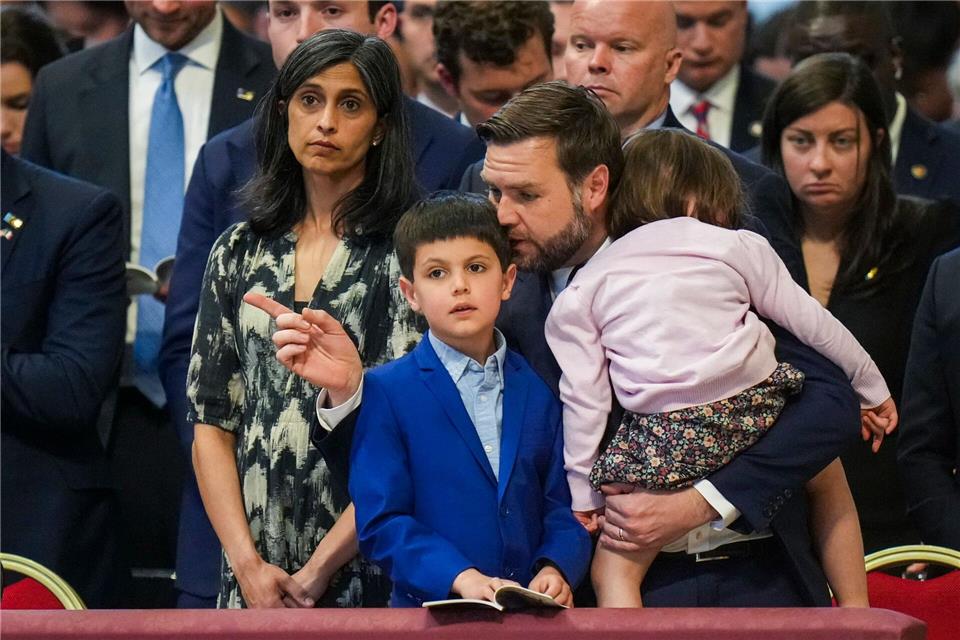 JD Vance und seine Frau Usha hatten bereits drei Kinder - nun sind es vier. (Archivbild)Alessandra Tarantino/AP/dpa