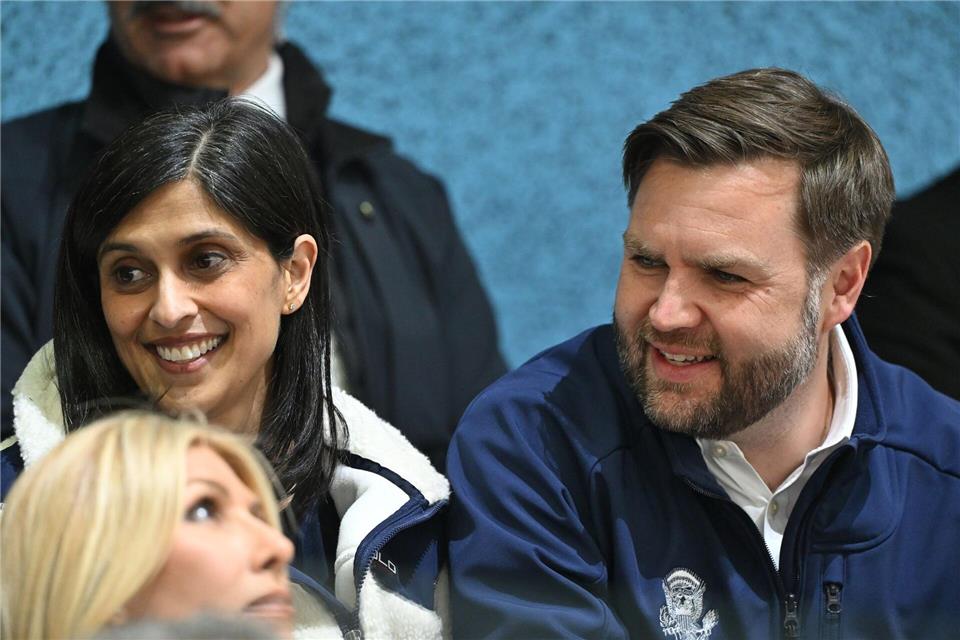 JD Vance und seine Frau Usha zeigten sich gut aufgelegt.Peter Kneffel/dpa