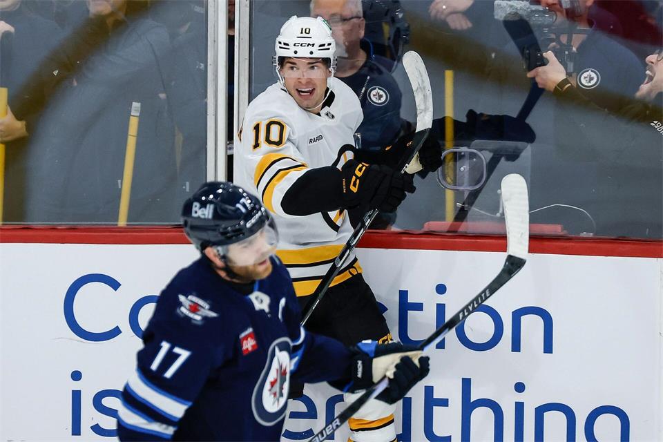 JJ Peterka (10) von den Boston Bruins erzielte den Siegtreffer gegen die Winnipeg Jets.John Woods/The Canadian Press/AP/dpa