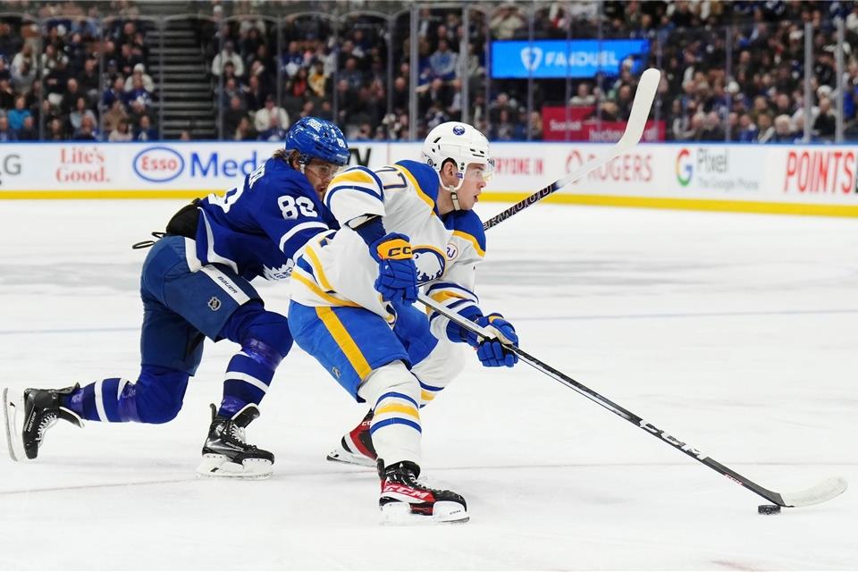 JJ Peterka (l) von den Buffalo Sabres konnte die Niederlage gegen die Toronto Maple Leafs nicht verhindern.