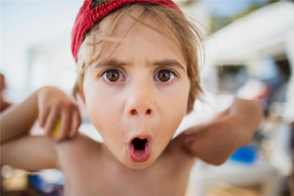 Ja, da guckst du! Kleine Kinder merken schnell, dass sie mit Schimpfwörtern auch Aufmerksamkeit bekommen.picture alliance / Westend61