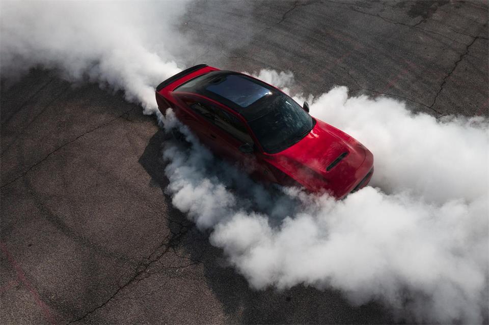 Ja, unvernünftig - aber ein Heidenspaß: Der Dodge Charger gibt beim Burn-out mächtig Gummi.Stellantis/dpa-tmn