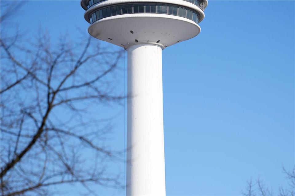 Ja, wo klettern sie denn? Am unteren Turm hängen zwei Höhenkletterer.Marcus Brandt/dpa