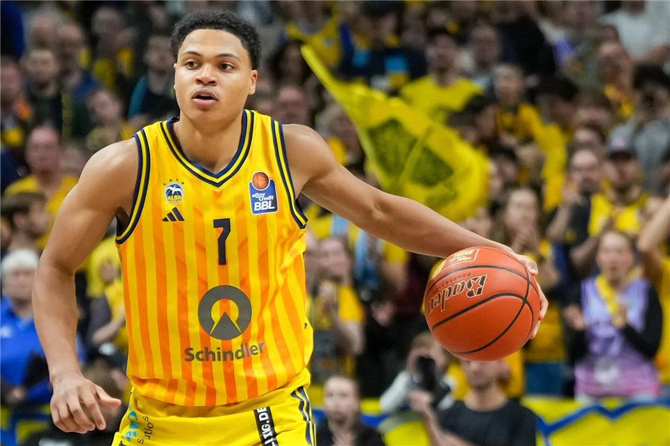 Jack Kayil spielt den Ball für Alba Berlin. (Archivfoto)Soeren Stache/dpa