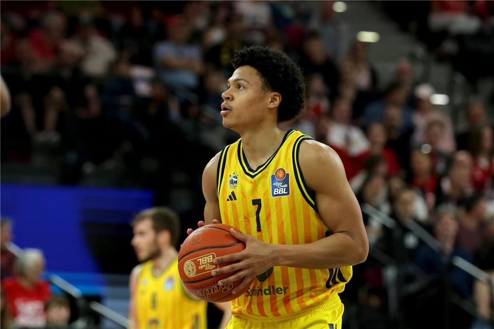 Jack Kayil und Alba Berlin haben sich Platz zwei gesichert. (Archivbild)Matthias Stickel/dpa