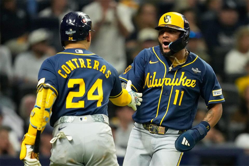 Jackson Chourio (r.) spielt eine historisch gute World Series für die Brewers.Ashley Landis/AP/dpa