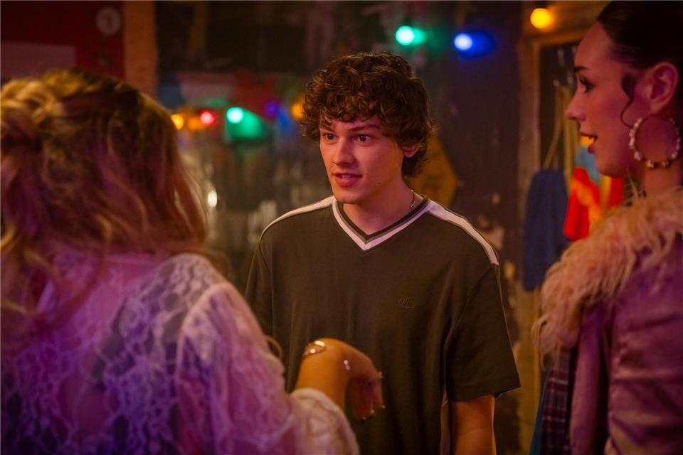 Jackson Connor spielt George, Sohn von Clive, der sich nur heimlich traut, in der LGBT-Szene auszugehen.---/Channel 4/HBO Max/dpa