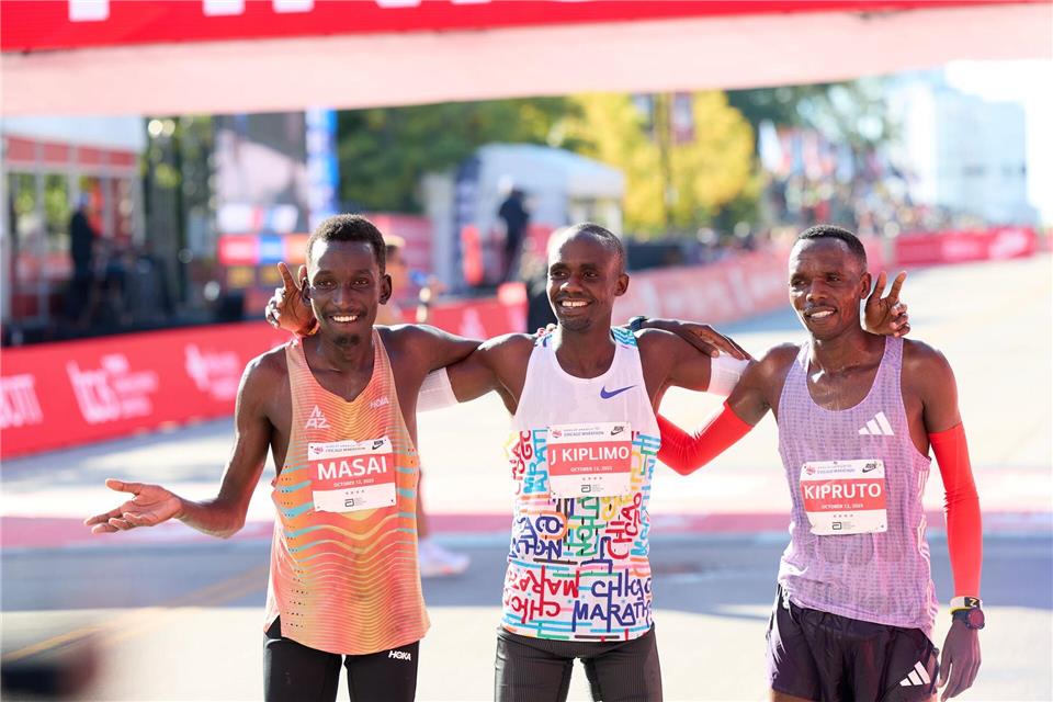 Jacob Kiplimo (M) aus Uganda hat den Chicago-Marathon gewonnen. Richard Dizon/ZUMA Press Wire/dpa