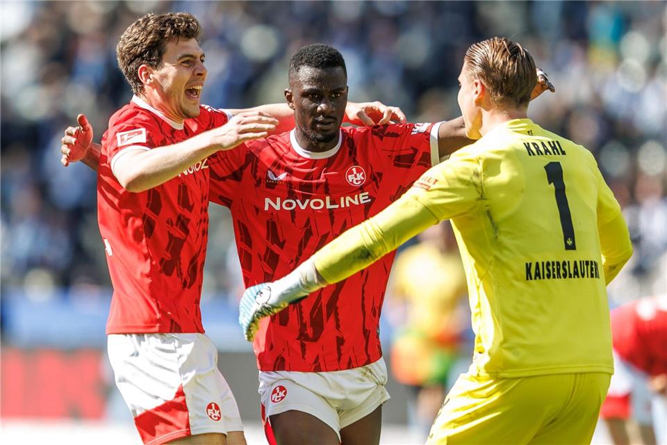 Jacob Rasmussen, Maxwell Gyamfi und Julian Krahl bejubeln den Auswärtssieg. Andreas Gora/dpa