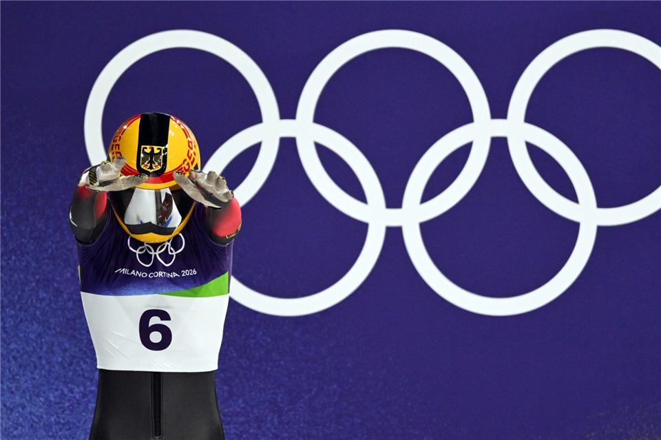 Jacqueline Pfeifer bereitet sich auf den Start mit ihrem Skeleton bei den Olympischen Winterspielen Mailand Cortina 2026 vor.Robert Michael/dpa