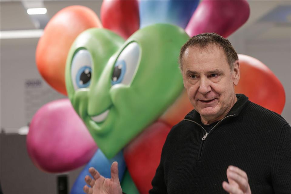 Jacques Tilly, Künstler und Wagenbauer für den Rosenmontagszug in Düsseldorf, hat das Maskottchen „Grünes Herz“ entworfen. (Archivbild)Oliver Berg/dpa