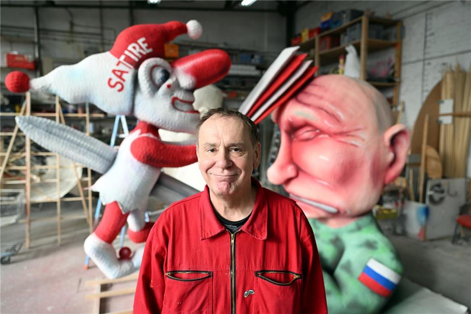 Jacques Tilly, Wagenbauer, steht vor seinem Putin-Motiv für den Rosenmontagszug.Federico Gambarini/dpa
