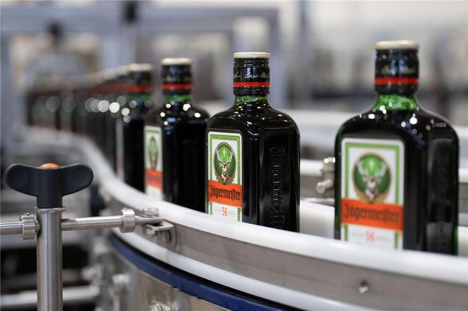 Jägermeister trotzt dem schwachen Markt und verkauft deutlich mehr Flaschen seines Kräuterlikörs. (Archivbild)Sebastian Kahnert/dpa