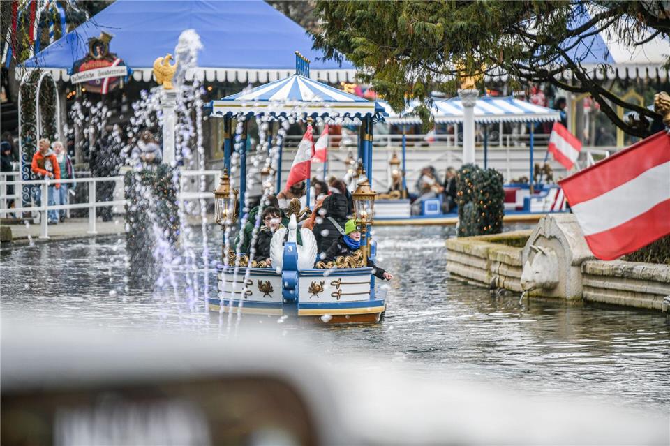 Jährlich kommen über sechs Millionen Menschen in den Europa-Park. (Archivbild)Jason Tschepljakow/dpa