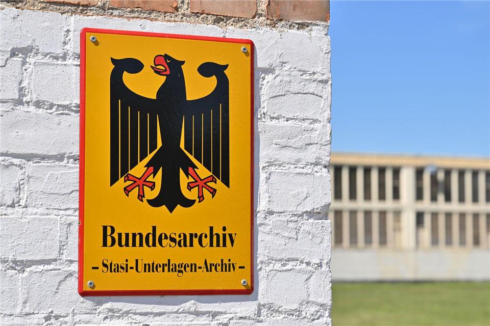 Jährlich stellen immer noch Zehntausende Anträge auf Einsicht von Stasi-Akten. (Symbolbild)Patrick Pleul/dpa