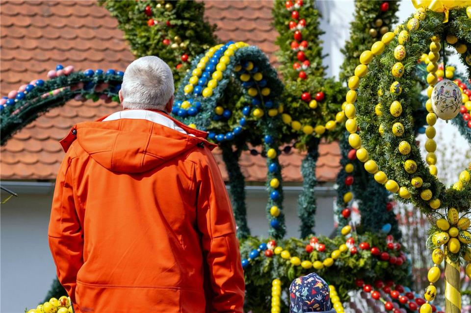 Jährlich zur Osterzeit werden in Franken die Brunnen mit bunten Eiern sowie weiteren Ostermotiven geschmückt und ziehen zahlreiche Schaulustige an.Pia Bayer/dpa