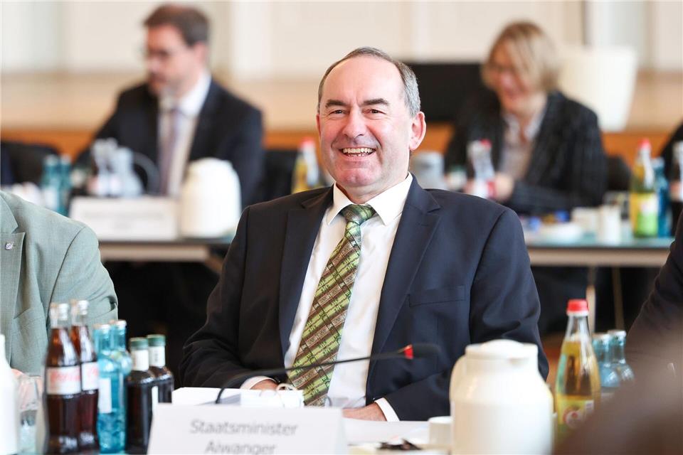 Jagd- und Wirtschaftsminister Aiwanger ruft Jäger auf, Biber im Bedarfsfall zu schießen. Rechtlich stehe dem „fast nichts im Weg“. Daniel Löb/dpa