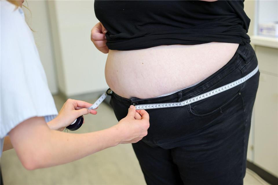 Jahr um Jahr steigt die Zahl an Übergewichtigen, sagt die Krankenkasse IKK Südwest. (Symbolbild)Jan Woitas/dpa