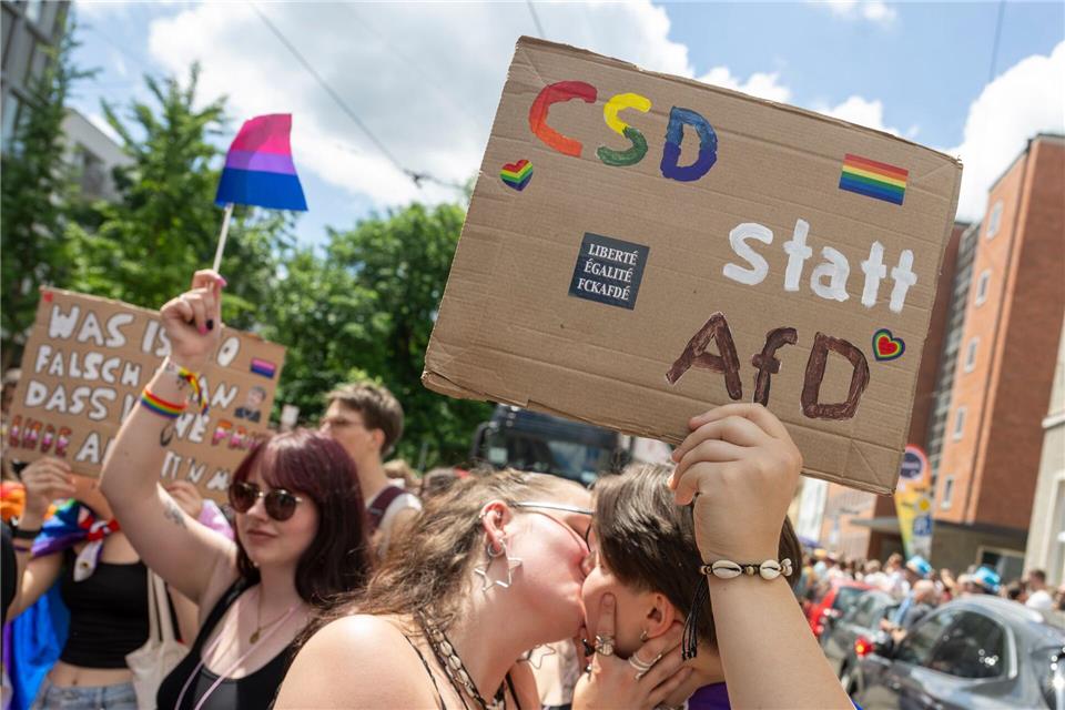 Jahrelang musste die queere Community in Bayern auf einen Aktionsplan der Staatsregierung warten. Nun hat das Kabinett ihn beschlossen und mit ihm ein Schutzversprechen gegen Hass und Ausgrenzung. (Archivbild)Stefan Puchner/dpa