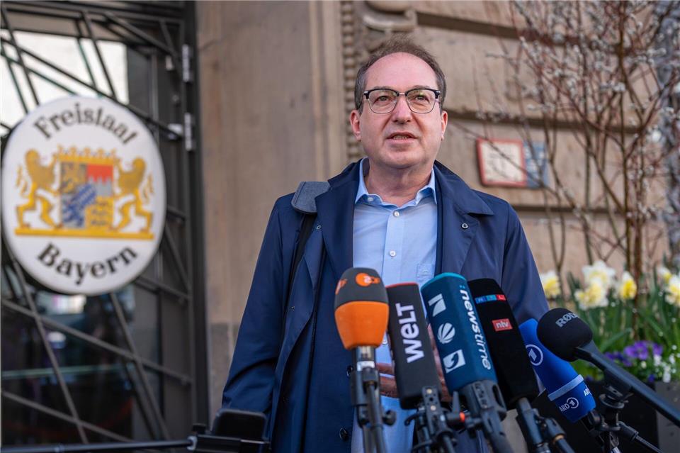 Jahrelang steuerte Alexander Dobrindt die CSU-Linie durch die Berliner Bundespolitik - nun wechselt er erneut ins Kabinett. (Archivbild)Michael Kappeler/dpa