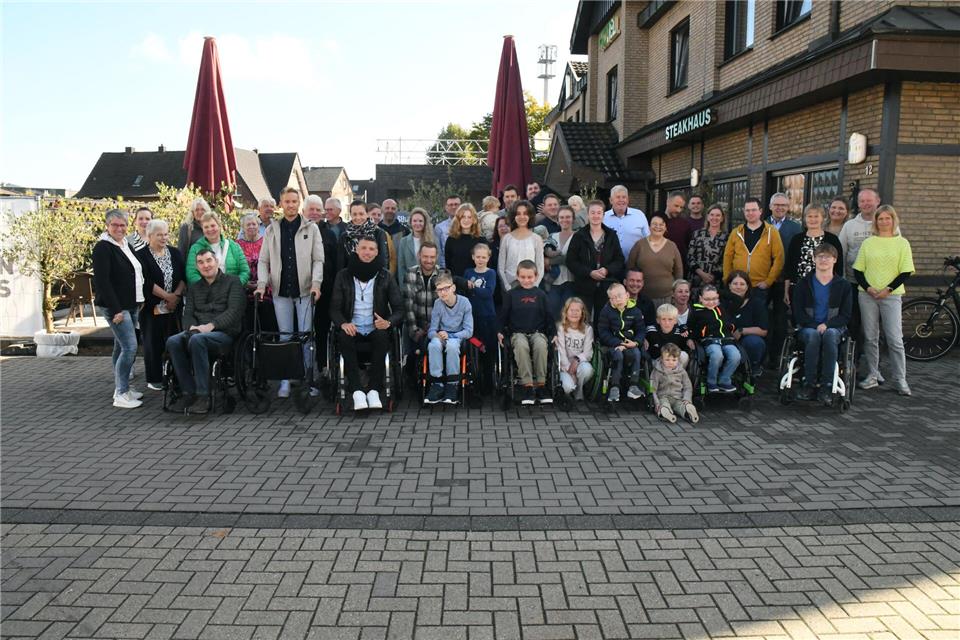 Jahrestreffen mit großer Beteiligung: Schützlinge des Projekts 30 mit Eltern, Betreuern und Vereinsmitgliedern in Rhede.