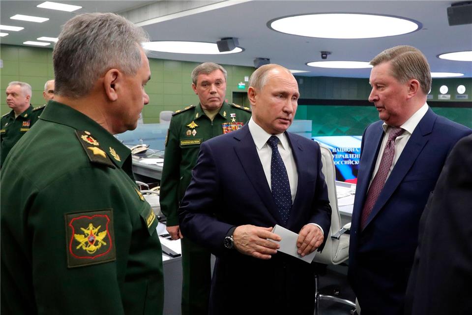 Jahrzehntelang arbeiteten Sergej Iwanow (r.) und Kremlchef Wladimir Putin (m.) eng zusammen. (Archivbild)Mikhail Klimentyev/Pool Sputnik Kremlin/AP/dpa