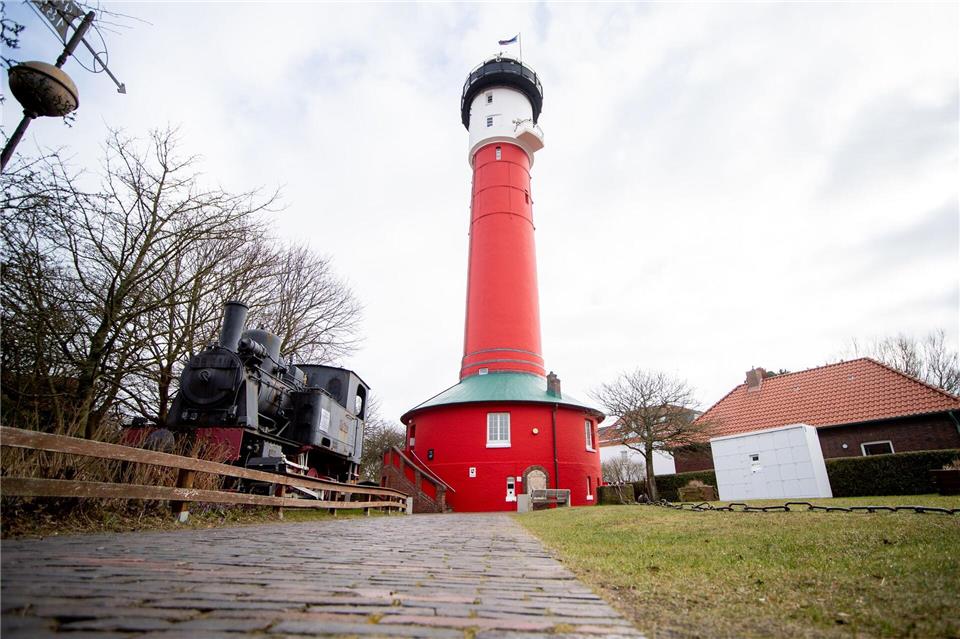 Insel rettet alte Dampflok mit Tau, Teamgeist und Muckis  Jahrzehntelang hatte die alte Dampflok ihren Ausstellungsplatz vor dem Alten Leuchtturm. (Archivbild)Hauke-Christian Dittrich/dpa